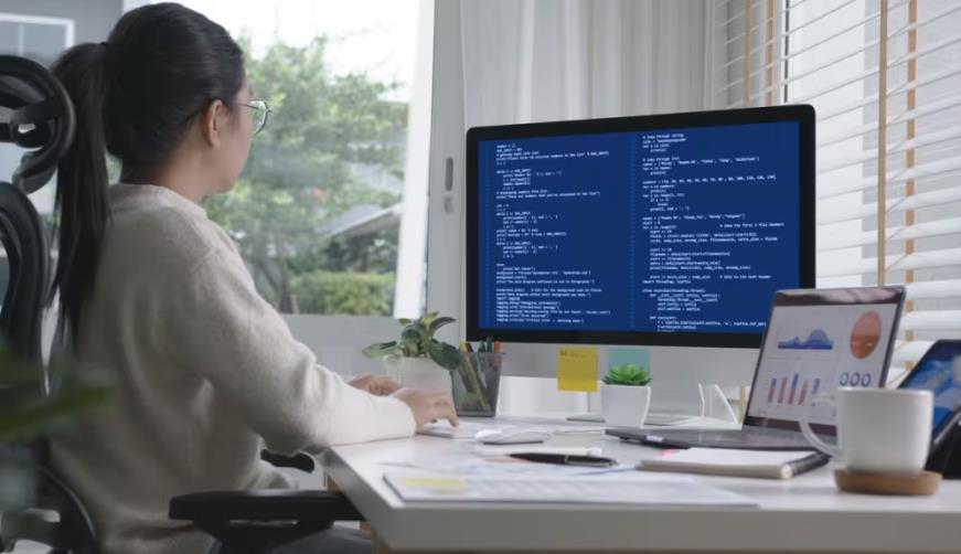 连南软件开发公司实战建议:网站赋能,为何必须接入支持机器人?